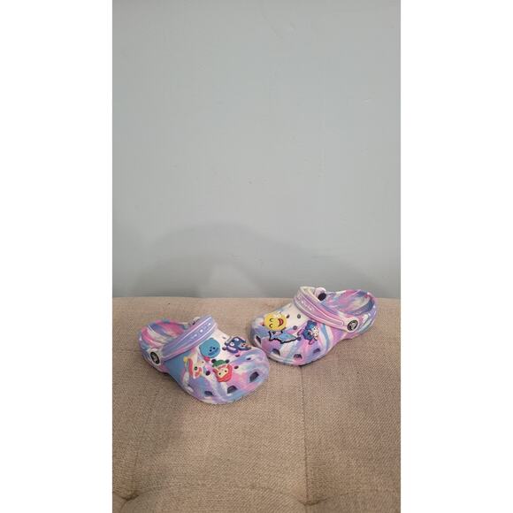 Kids Crocs Classic Clogs Tie-Dye Swirl w/ Jibbitz Charms Size 10 – Preowned - Picture 1 of 7
